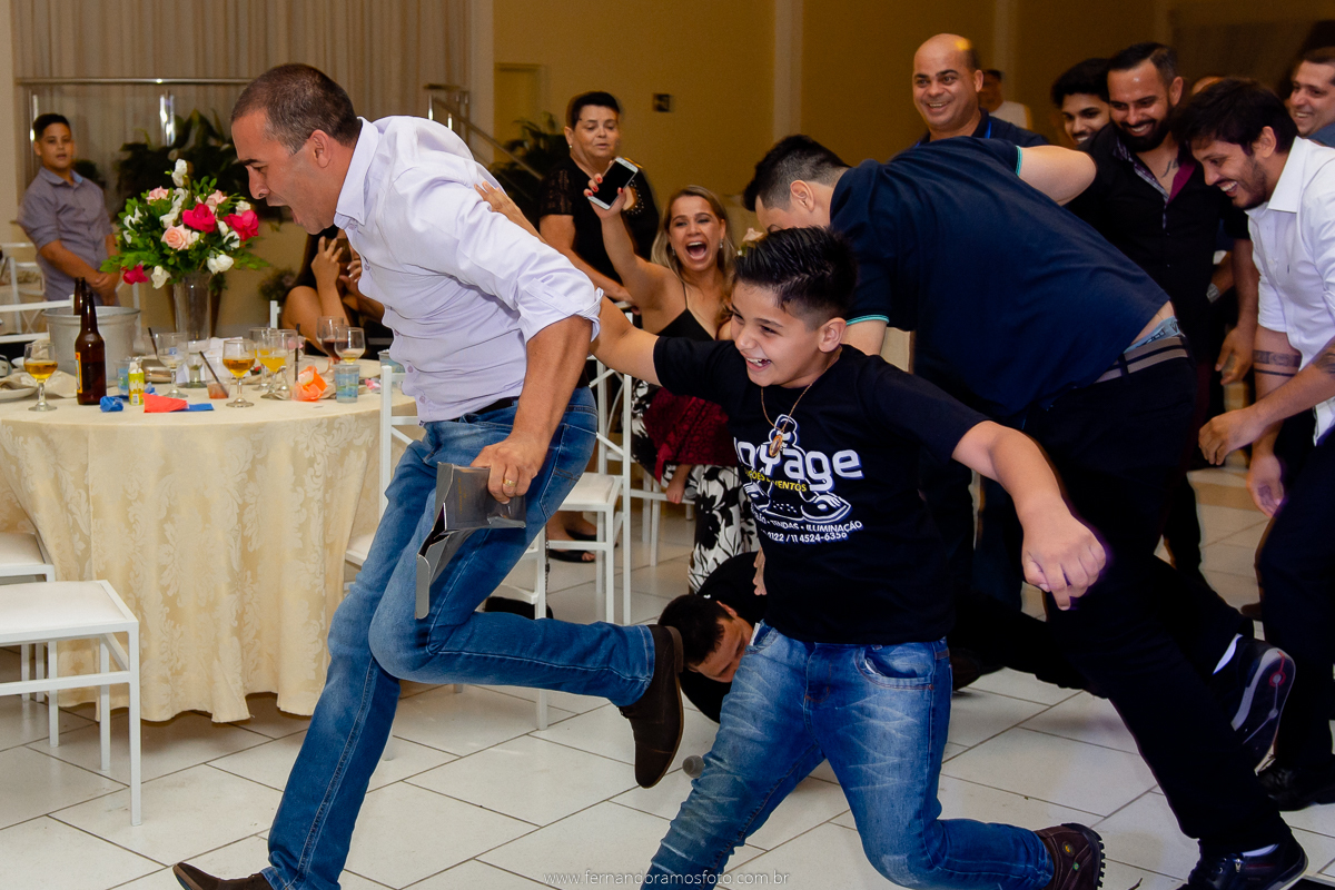 CASAMENTO NO ETERNIZE EVENTOS, CASAMENTO EM ITUPEVA, FOTOS DE CASAMENTO, FOTÓGRAFO DE CASAMENTO ITUPEVA,  FOTOGRAFIA DE CASAMENTO, FOTÓGRAFO EM JUNDIAÍ,  CERIMÔNIA DE CASAMENTO NO SALÃO, FESTA DE CASAMENTO, NOIVO JOGANDO WHISKEY, CHIVAS REGAL, PADRINHOS