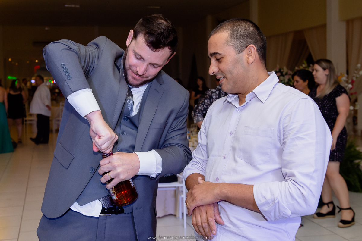 CASAMENTO NO ETERNIZE EVENTOS, CASAMENTO EM ITUPEVA, FOTOS DE CASAMENTO, FOTÓGRAFO DE CASAMENTO ITUPEVA,  FOTOGRAFIA DE CASAMENTO, FOTÓGRAFO EM JUNDIAÍ,  CERIMÔNIA DE CASAMENTO NO SALÃO, FESTA DE CASAMENTO, NOIVO JOGANDO WHISKEY, CHIVAS REGAL, PADRINHOS