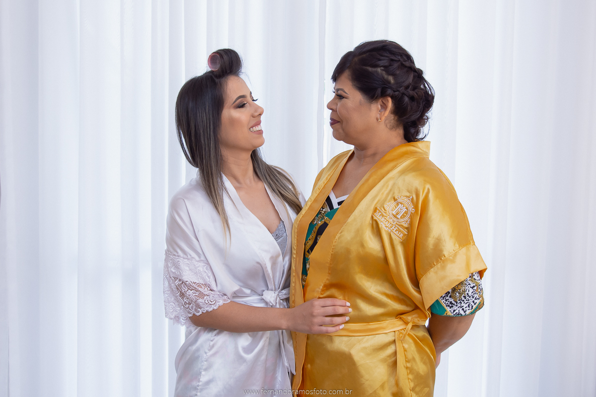 DIA DA NOIVA, MAKING OF DE NOIVA, SALÃO MARIAH HAIR SOROCABA, AYSLA FREITAS MAKE UP, FOTOS DE CASAMENTO, FOTÓGRAFO DE CASAMENTO SOROCABA, FOTOGRAFO DE CASAMENTO JUNDIAÍ, FOTOGRAFO DE CASAMENTO ITUPEVA, FOTO COM MADRINHAS, BRINDE COM AS MADRINHAS