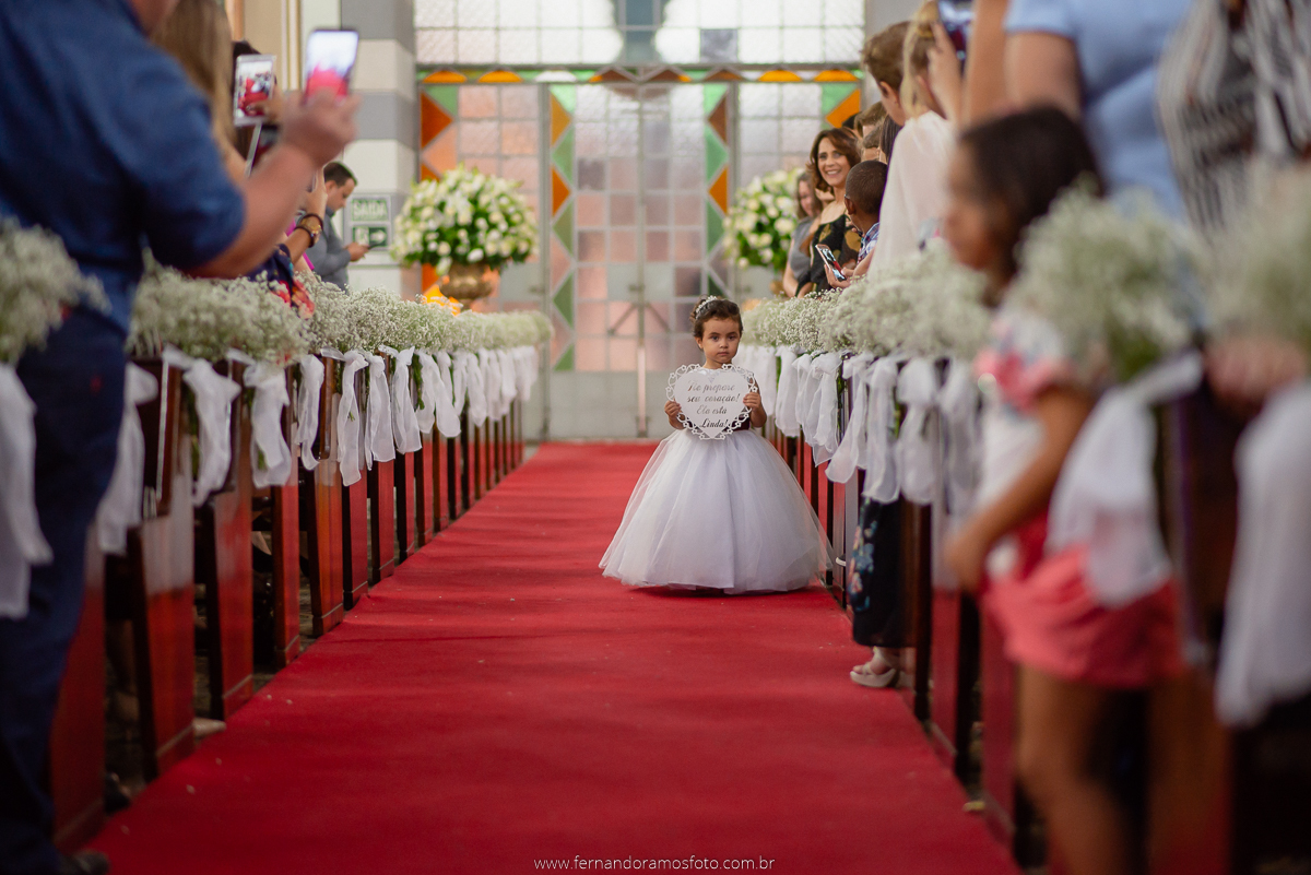CERIMÔNIA DE CASAMENTO, FOTOGRAFIA DE CASAMENTO, IGREJA NOSSA SENHORA DA CONCEIÇÃO, CASAMENTO, JUNDIAÍ, ENTRADA DA NOIVA, TAPETE VERMELHO, DAMINHA