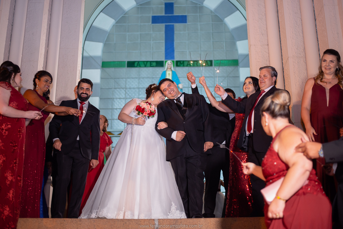 CERIMÔNIA DE CASAMENTO, FOTOGRAFIA DE CASAMENTO, IGREJA NOSSA SENHORA DA CONCEIÇÃO, CASAMENTO, JUNDIAÍ, NOIVOS, CASADOS, SAÍDA DOS NOIVOS, FOTOS PROTOCOLARES COM PADRINHOS, FOTOS NA ESCADA DA IGREJA, FOTOS DE CASAMENTO