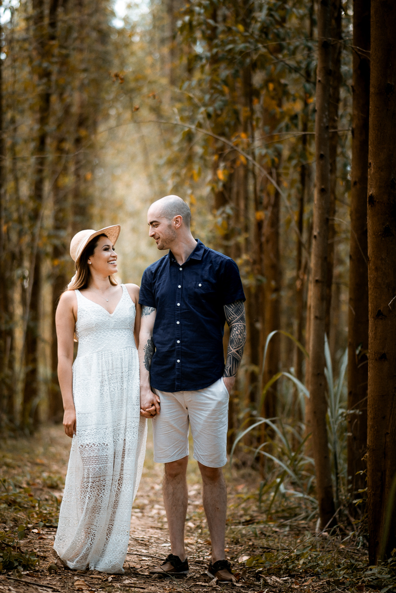 ENSAIO PRÉ-CASAMENTO REALIZADO NAS PLANTAÇÕES DE EUCALIPTOS EM HOLAMBRA, PRE-WEDDING EM HOLAMBRA, FOTOGRAFIA DE CASAMENTO, FOTOGRAFO DE CASAMENTO EM CAMPINAS, THEOS TURISMO, FOTOS DE PRÉ-CASAMENTO
