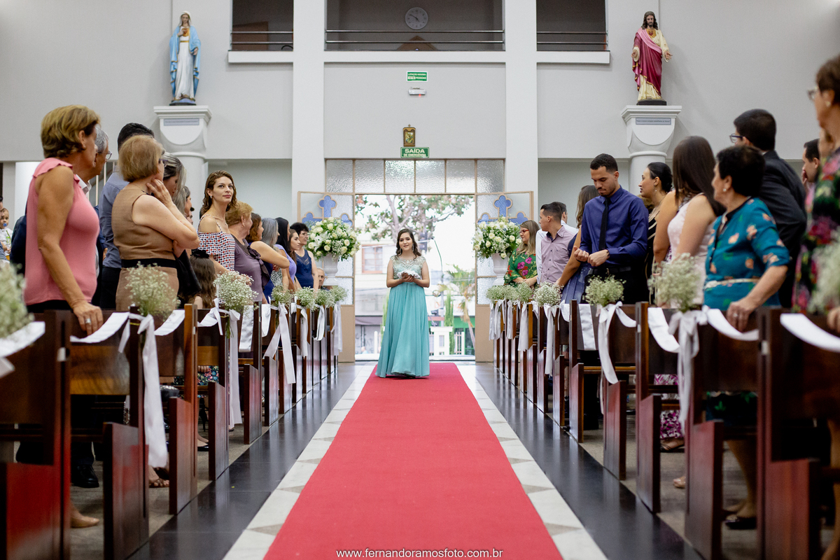 Entrada das alianças de casamento, cerimônia de casamento na paróquia santa teresinha, Jundiaí, São Paulo, fotografo de casamento