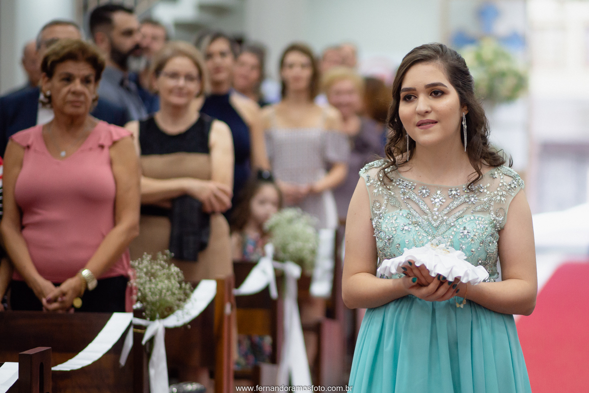 Entrada das alianças de casamento, cerimônia de casamento na paróquia santa teresinha, Jundiaí, São Paulo, fotografo de casamento