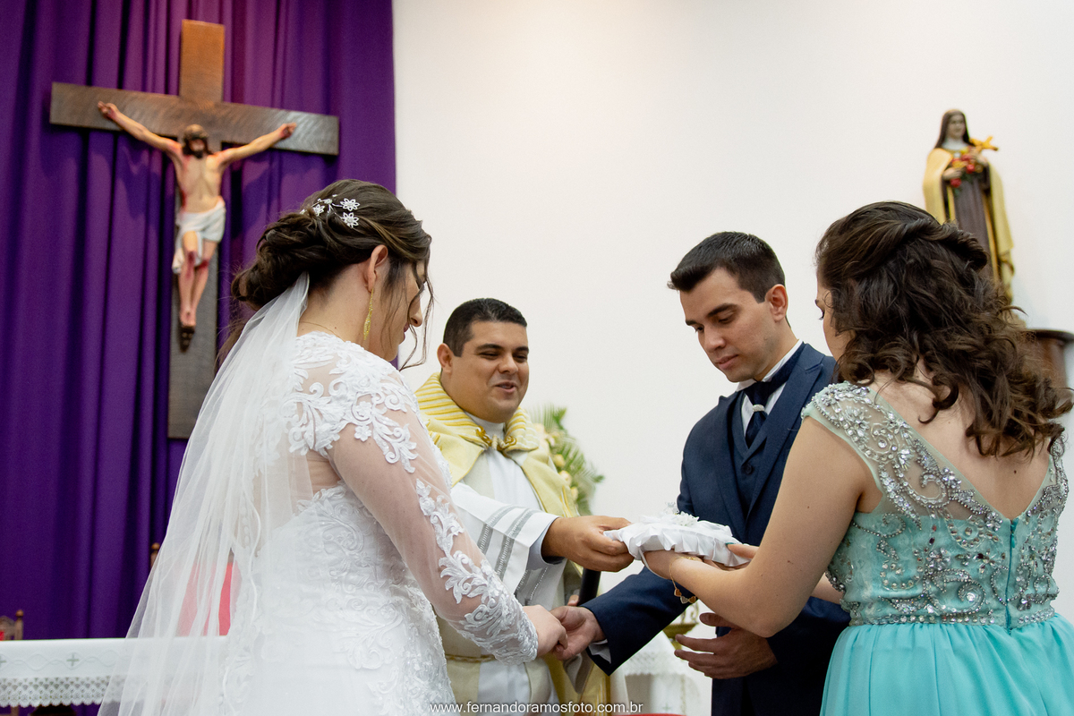Entrada das alianças de casamento, cerimônia de casamento na paróquia santa teresinha, Jundiaí, São Paulo, fotografo de casamento