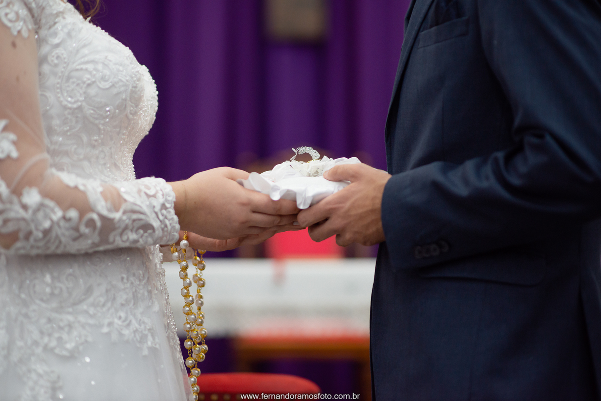 alianças de casamento, cerimônia de casamento na paróquia santa teresinha, Jundiaí, São Paulo, fotografo de casamento