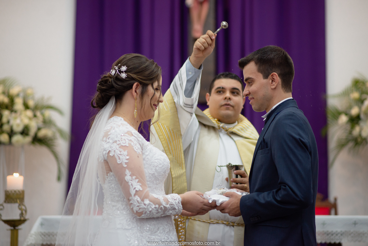 alianças de casamento, cerimônia de casamento na paróquia santa teresinha, Jundiaí, São Paulo, fotografo de casamento