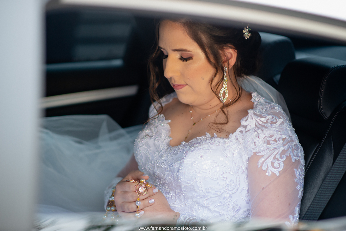 Terço, Relicário, Carro para Casamento, Olivia Marta Decorações, Vestido de noiva, Atelier Splendida, fotografia de casamento, Cerimônia de casamento na paróquia santa teresinha, Jundiaí, São Paulo