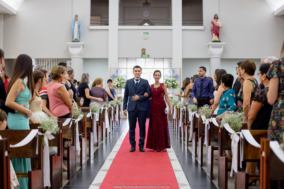fotografia da entrada do noivo durante a cerimônia de casamento na paróquia santa teresinha, Jundiaí, São Paulo, tapete vermelho, Olivia Marta decorações