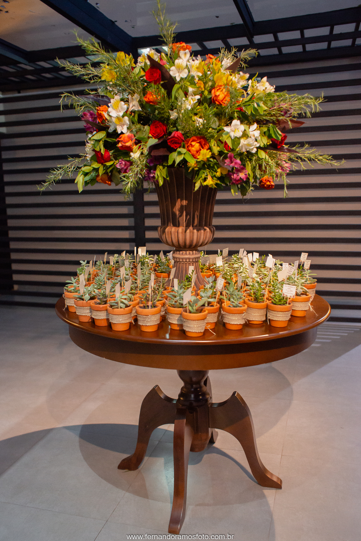 Decoração feita pela Olivia Marta Decorações no espaço Spazio de Cristalli em Itupeva, São Paulo, Lembrancinhas, vasos de suculentas para lembrança de casamento