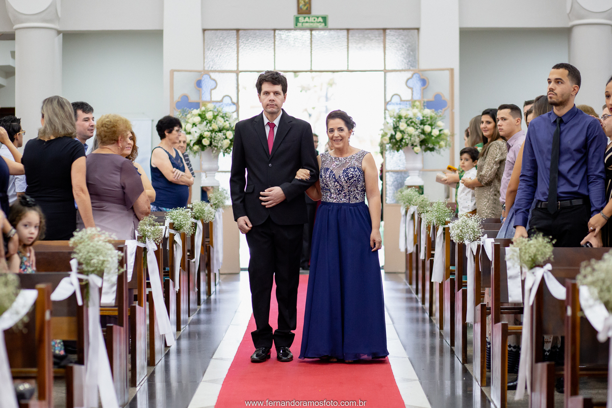 fotografia da entrada dos padrinhos durante a cerimônia de casamento na paróquia santa teresinha, Jundiaí, São Paulo, tapete vermelho, Olivia Marta decorações