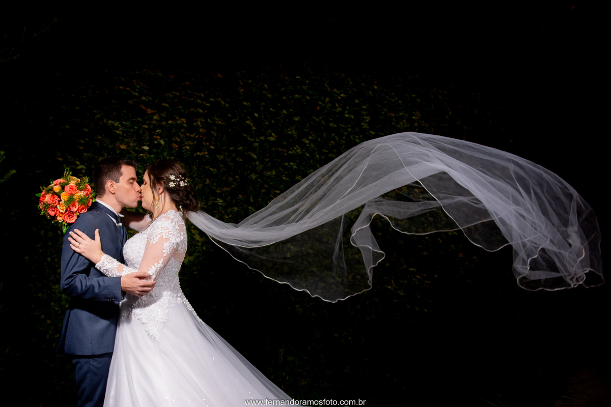 Ensaio pós- casamento realizado no espaço Spazio di Cristalli em Itupeva, São Paulo, Vestido da noiva atelier Splendida, Roupas do noivo Vicentini, Jundiaí, Fotografia de casamento