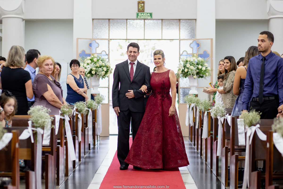 fotografia da entrada dos padrinhos durante a cerimônia de casamento na paróquia santa teresinha, Jundiaí, São Paulo, tapete vermelho, Olivia Marta decorações
