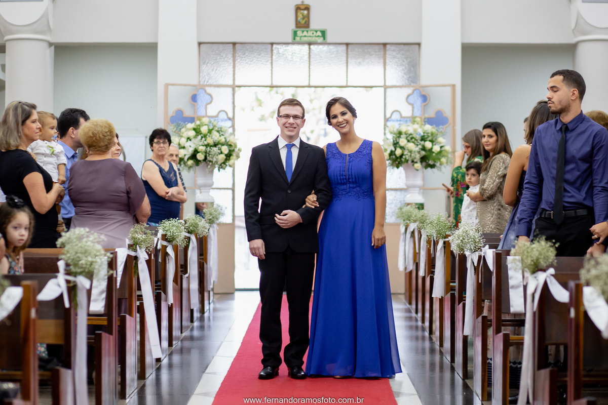 fotografia da entrada dos padrinhos durante a cerimônia de casamento na paróquia santa teresinha, Jundiaí, São Paulo, tapete vermelho, Olivia Marta decorações