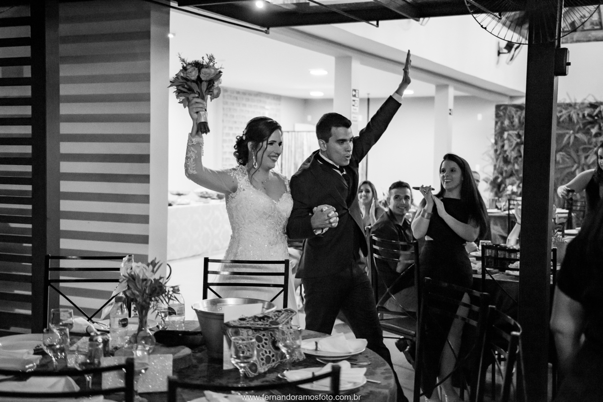 Entrada dos noivos na Festa de casamento realizada no espaço Spazio di Cristalli em Itupeva, São Paulo