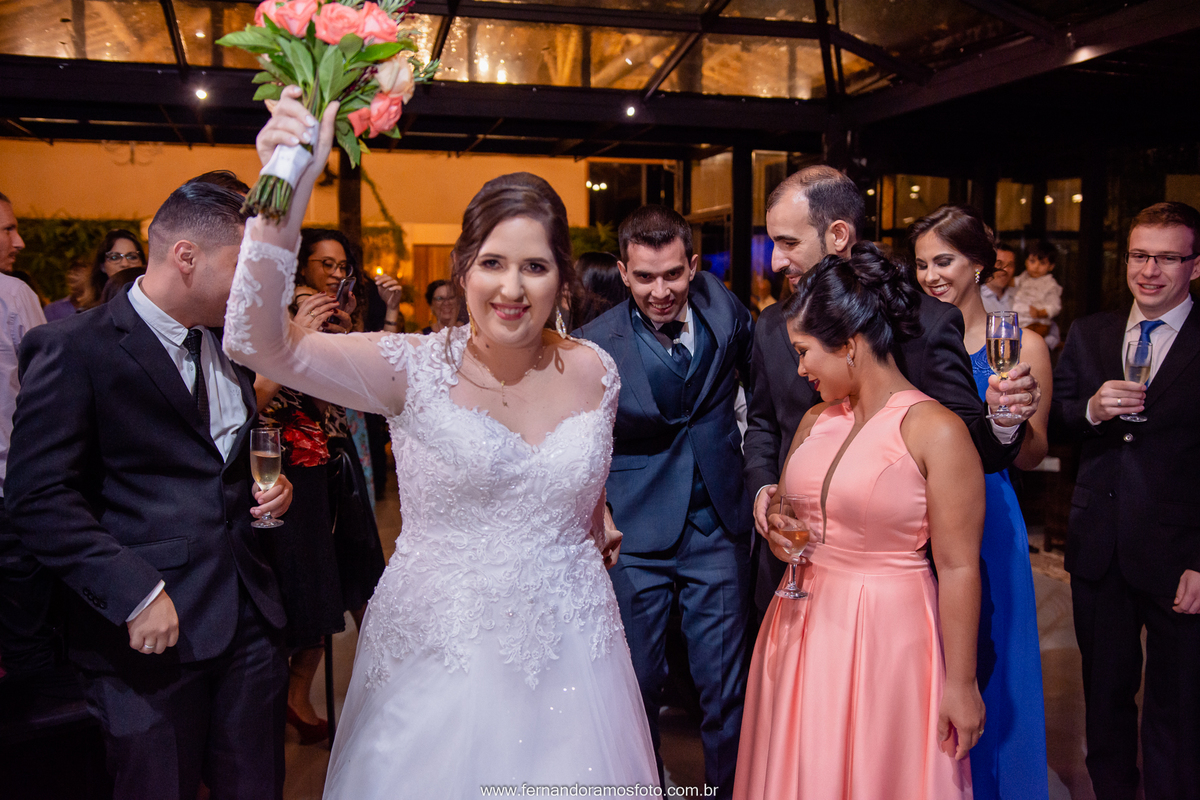 Entrada dos noivos na Festa de casamento realizada no espaço Spazio di Cristalli em Itupeva, São Paulo