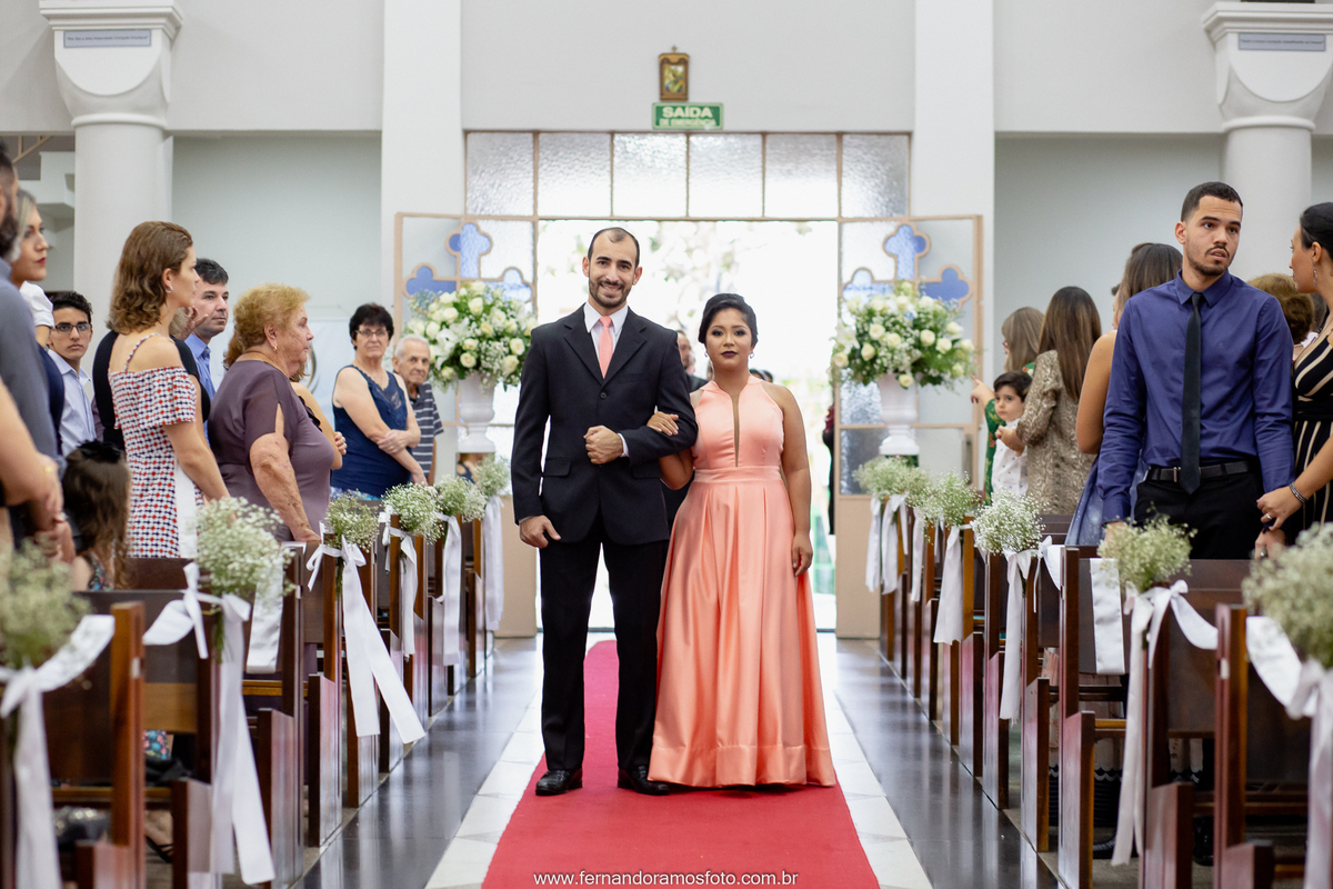 fotografia da entrada dos padrinhos durante a cerimônia de casamento na paróquia santa teresinha, Jundiaí, São Paulo, tapete vermelho, Olivia Marta decorações