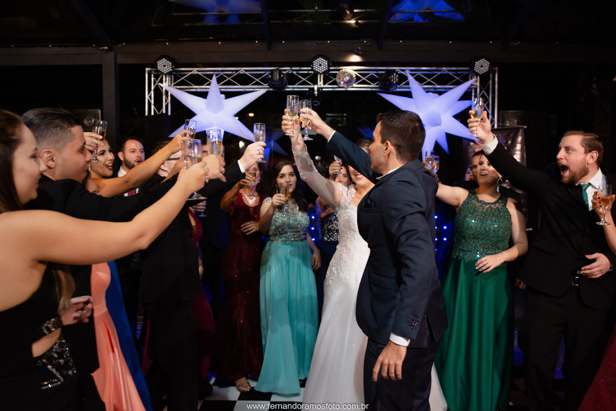 Brinde dos noivos na Festa de casamento realizada no espaço Spazio di Cristalli em Itupeva, São Paulo