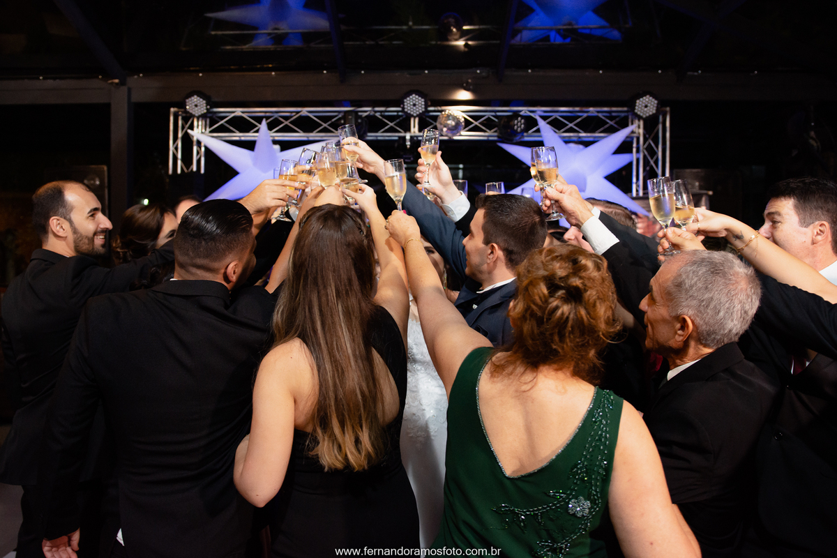 Brinde dos noivos na Festa de casamento realizada no espaço Spazio di Cristalli em Itupeva, São Paulo