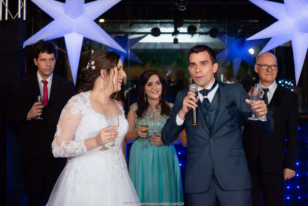 Brinde dos noivos na Festa de casamento realizada no espaço Spazio di Cristalli em Itupeva, São Paulo