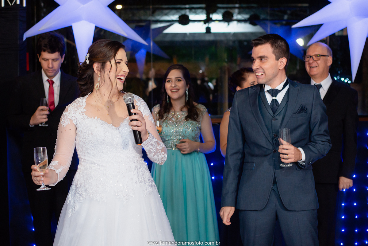 Brinde dos noivos na Festa de casamento realizada no espaço Spazio di Cristalli em Itupeva, São Paulo