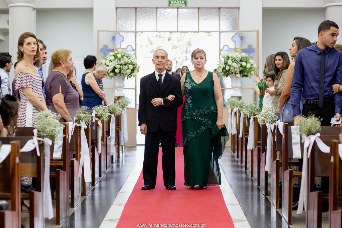 fotografia da entrada dos padrinhos durante a cerimônia de casamento na paróquia santa teresinha, Jundiaí, São Paulo, tapete vermelho, Olivia Marta decorações