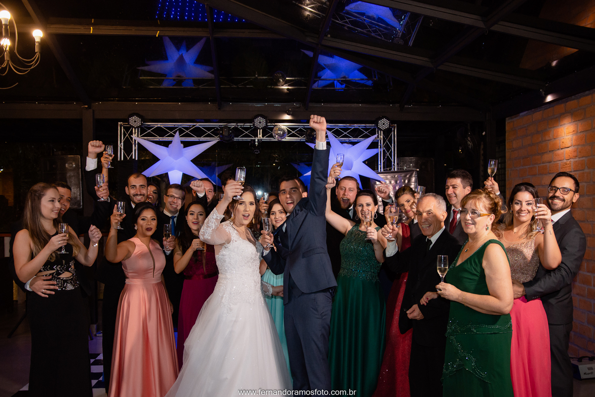 Brinde dos noivos na Festa de casamento realizada no espaço Spazio di Cristalli em Itupeva, São Paulo