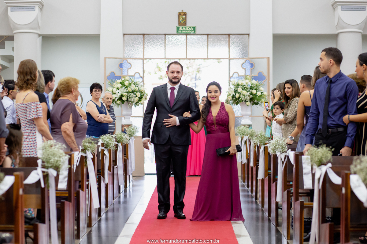 fotografia da entrada dos padrinhos durante a cerimônia de casamento na paróquia santa teresinha, Jundiaí, São Paulo, tapete vermelho, Olivia Marta decorações