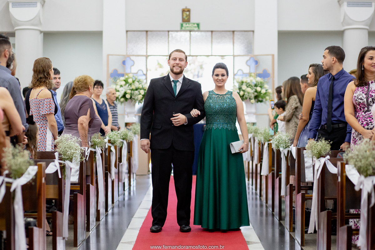 fotografia da entrada dos padrinhos durante a cerimônia de casamento na paróquia santa teresinha, Jundiaí, São Paulo, tapete vermelho, Olivia Marta decorações