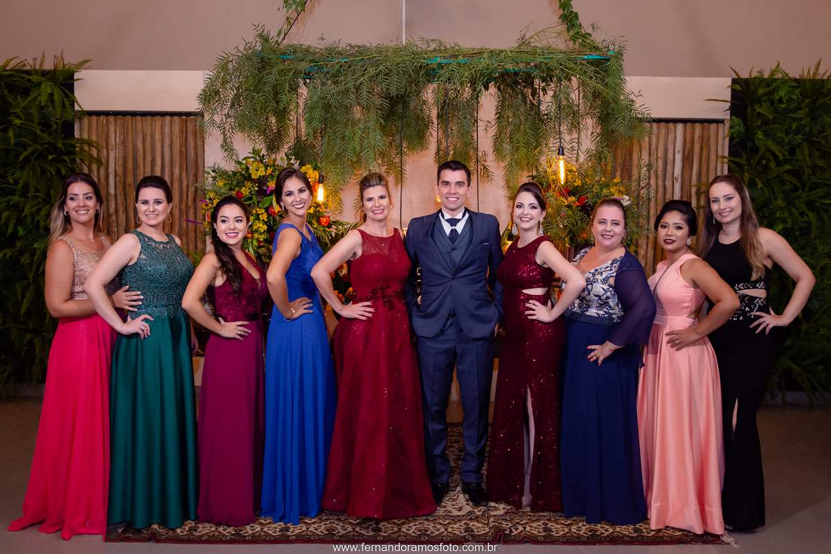 Fotos divertidas com os padrinhos de casamento na Festa de casamento realizada no espaço Spazio di Cristalli em Itupeva, São Paulo