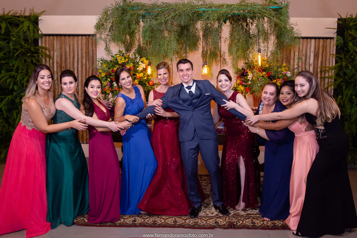 Fotos divertidas com os padrinhos de casamento na Festa de casamento realizada no espaço Spazio di Cristalli em Itupeva, São Paulo