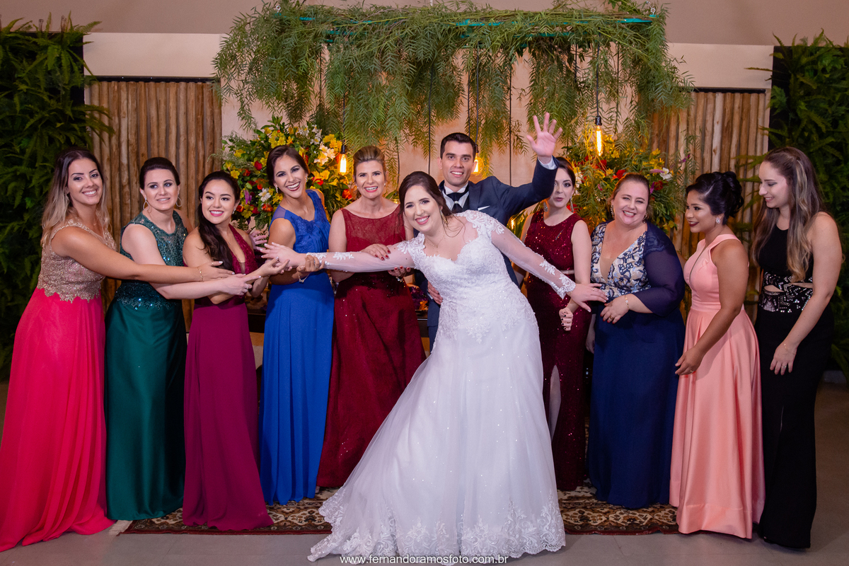 Fotos divertidas com os padrinhos de casamento na Festa de casamento realizada no espaço Spazio di Cristalli em Itupeva, São Paulo