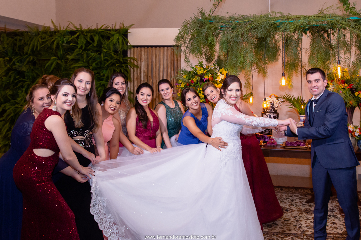 Fotos divertidas com os padrinhos de casamento na Festa de casamento realizada no espaço Spazio di Cristalli em Itupeva, São Paulo