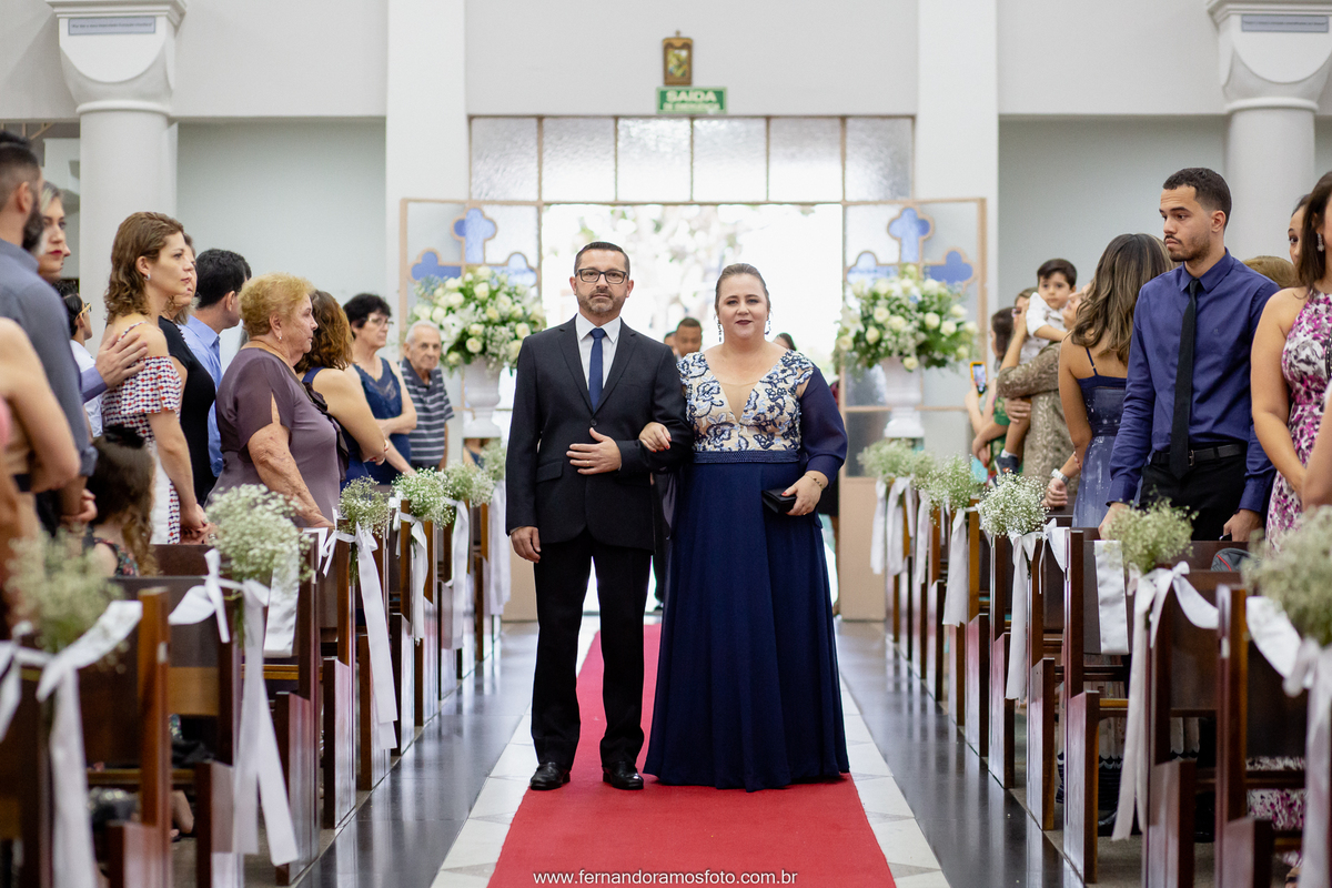 fotografia da entrada dos padrinhos durante a cerimônia de casamento na paróquia santa teresinha, Jundiaí, São Paulo, tapete vermelho, Olivia Marta decorações
