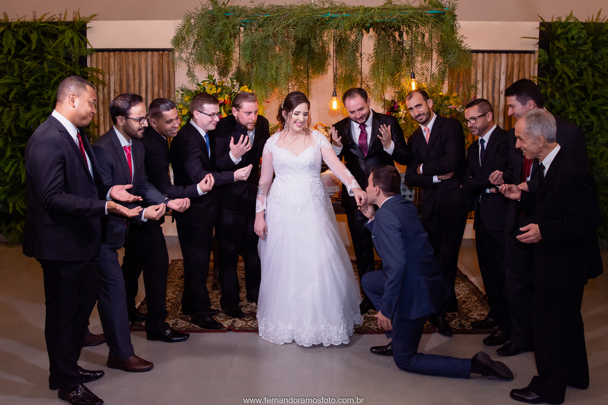 Fotos divertidas com os padrinhos de casamento na Festa de casamento realizada no espaço Spazio di Cristalli em Itupeva, São Paulo