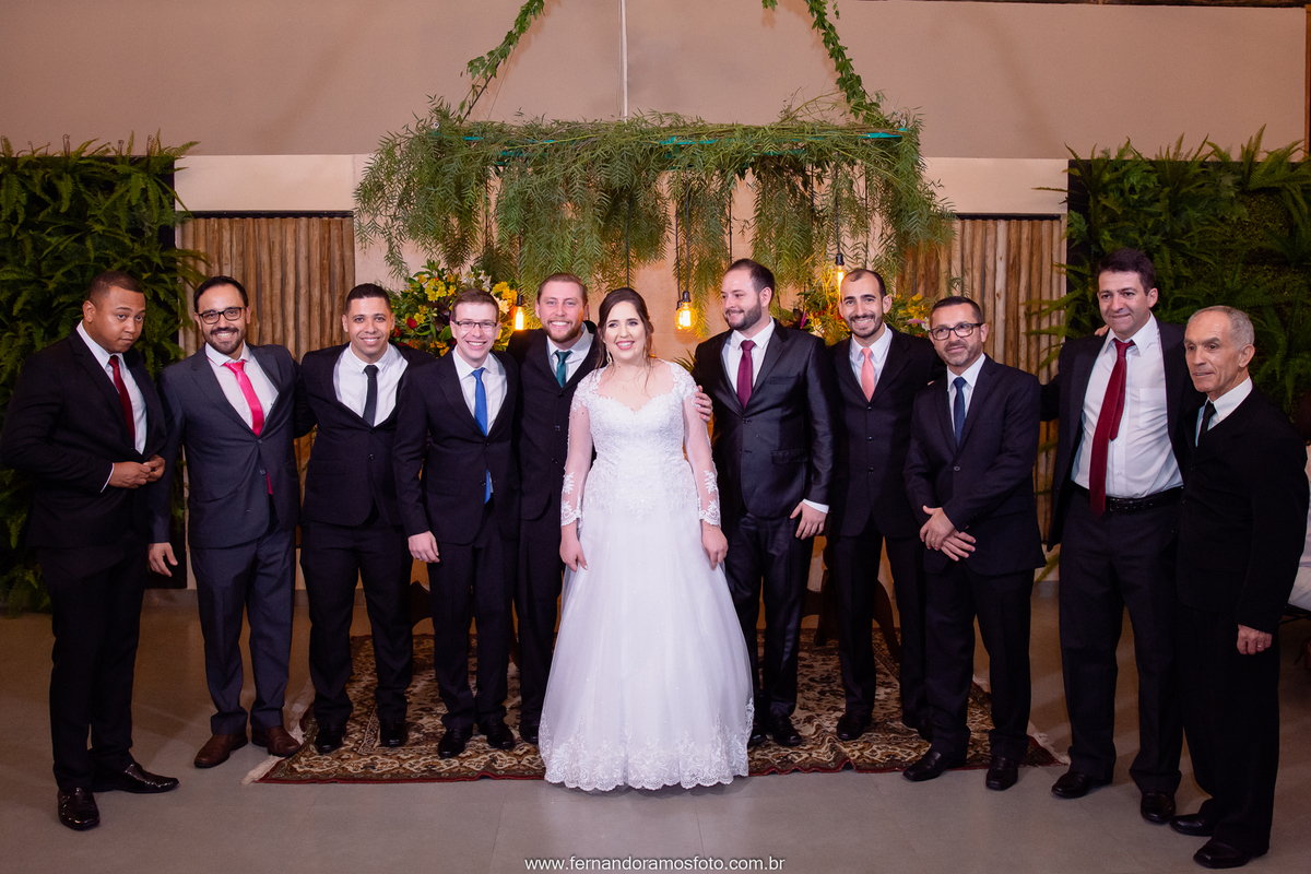 Fotos divertidas com os padrinhos de casamento na Festa de casamento realizada no espaço Spazio di Cristalli em Itupeva, São Paulo