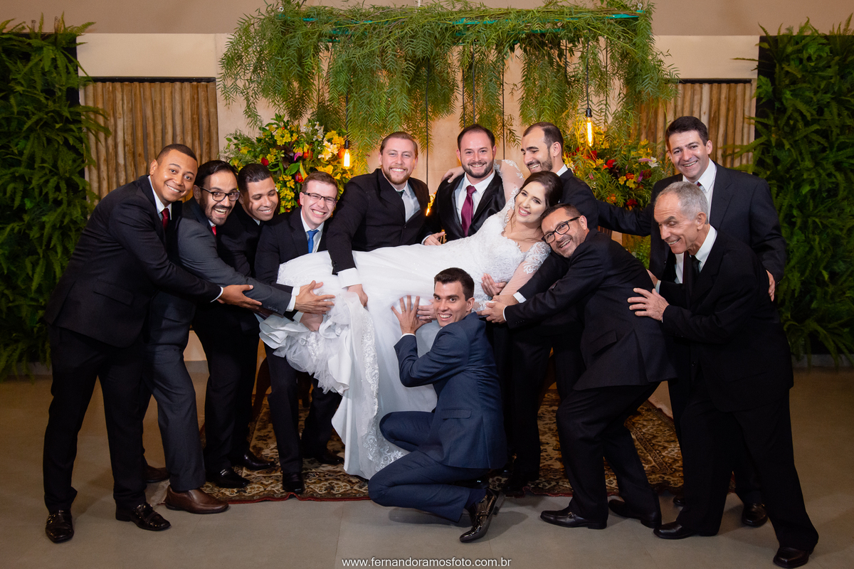 Fotos divertidas com os padrinhos de casamento na Festa de casamento realizada no espaço Spazio di Cristalli em Itupeva, São Paulo