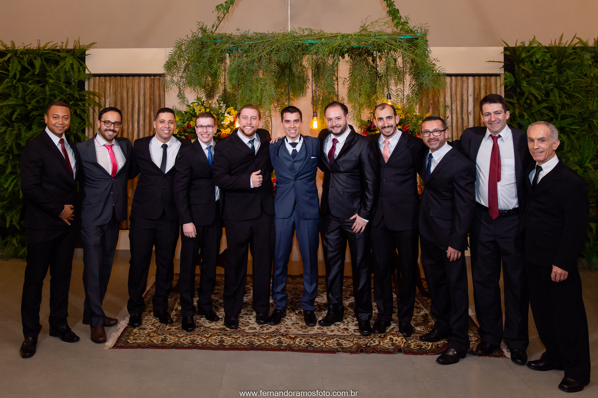 Fotos divertidas com os padrinhos de casamento na Festa de casamento realizada no espaço Spazio di Cristalli em Itupeva, São Paulo