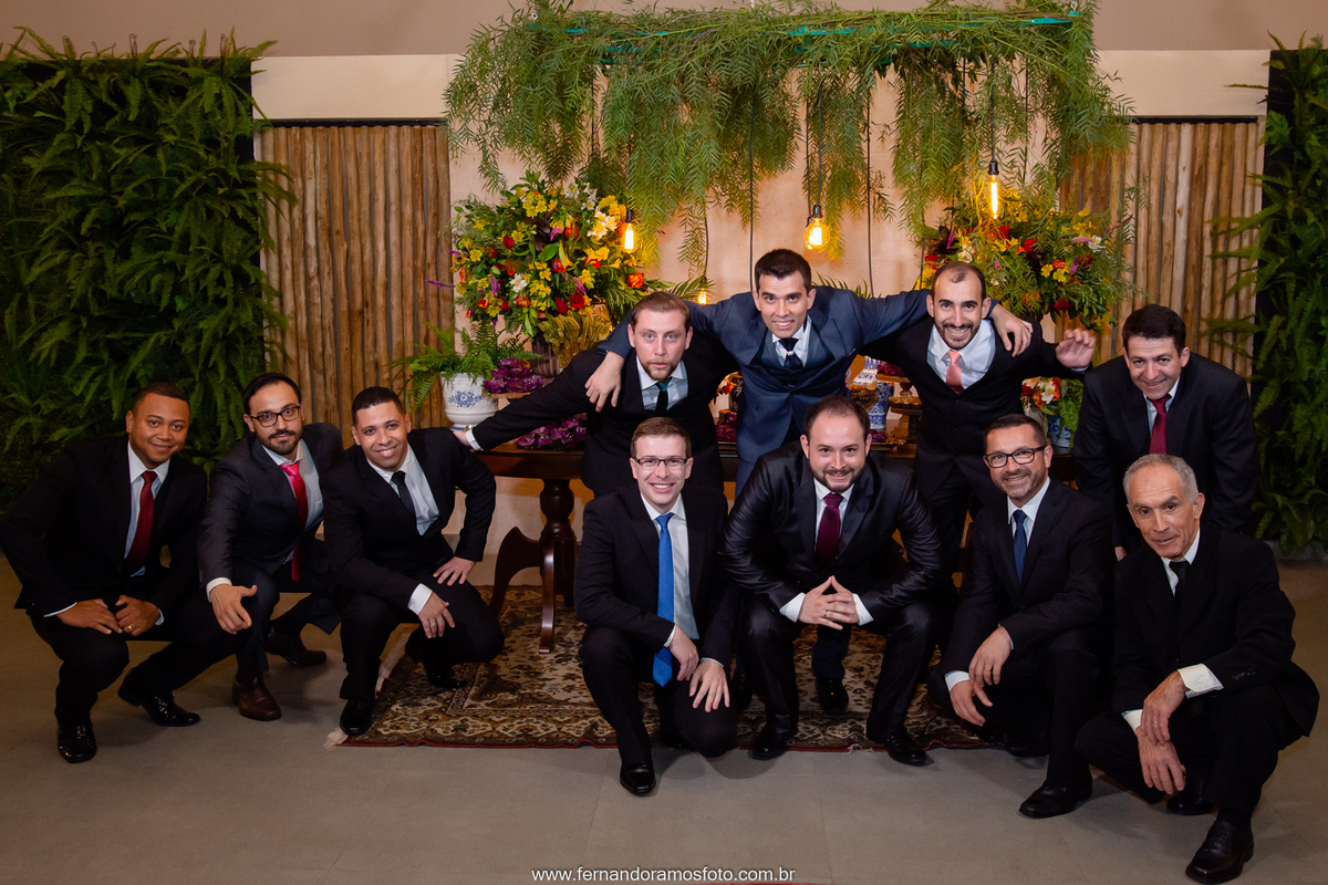 Fotos divertidas com os padrinhos de casamento na Festa de casamento realizada no espaço Spazio di Cristalli em Itupeva, São Paulo