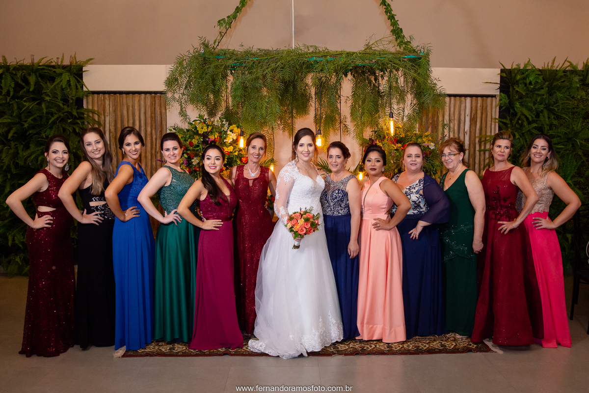 Fotos divertidas com os padrinhos de casamento na Festa de casamento realizada no espaço Spazio di Cristalli em Itupeva, São Paulo