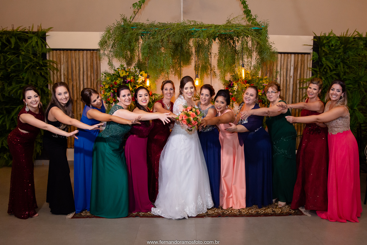Fotos divertidas com os padrinhos de casamento na Festa de casamento realizada no espaço Spazio di Cristalli em Itupeva, São Paulo