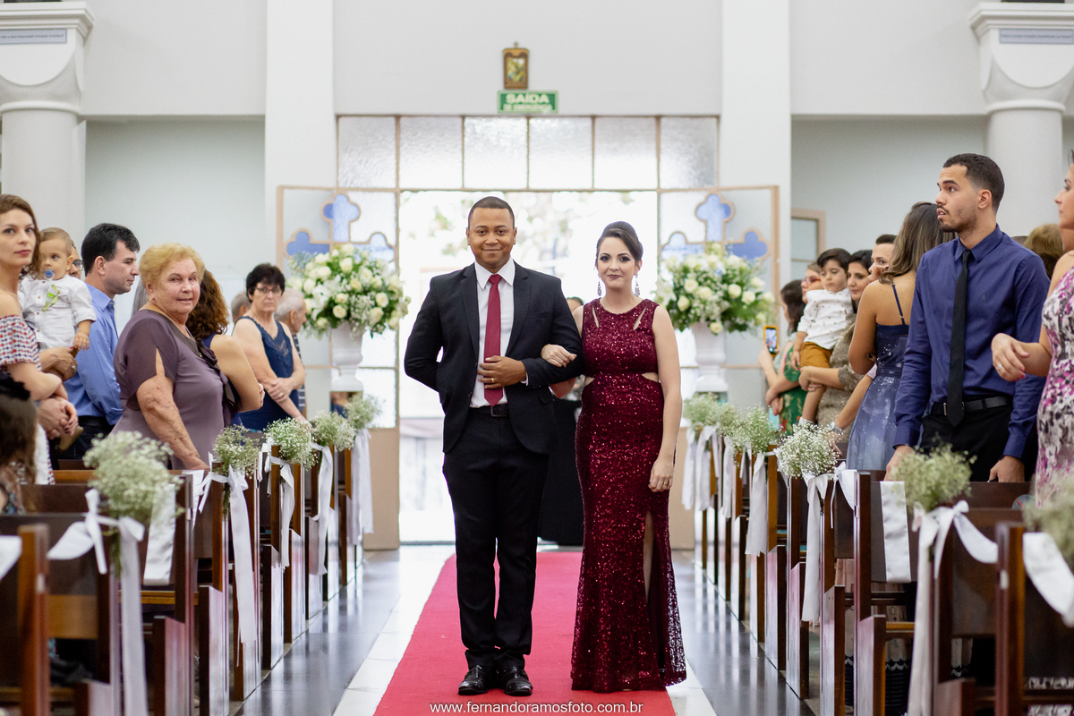 fotografia da entrada dos padrinhos durante a cerimônia de casamento na paróquia santa teresinha, Jundiaí, São Paulo, tapete vermelho, Olivia Marta decorações