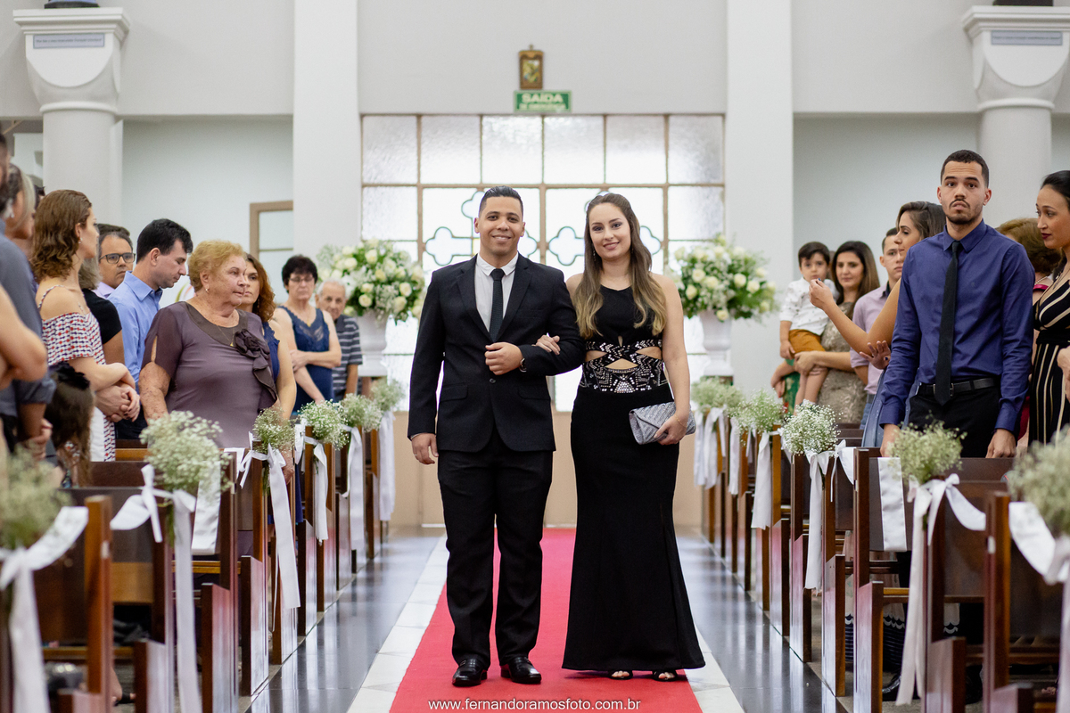 fotografia da entrada dos padrinhos durante a cerimônia de casamento na paróquia santa teresinha, Jundiaí, São Paulo, tapete vermelho, Olivia Marta decorações