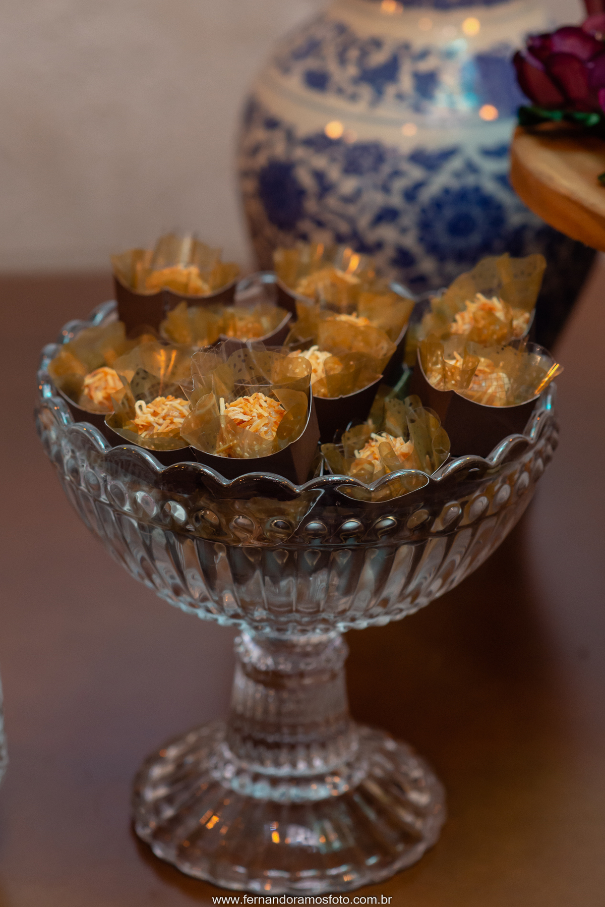 Mesa do bolo de casamento, com doces finos feita pela Olivia Marta Decorações no espaço Spazio de Cristalli em Itupeva, São Paulo