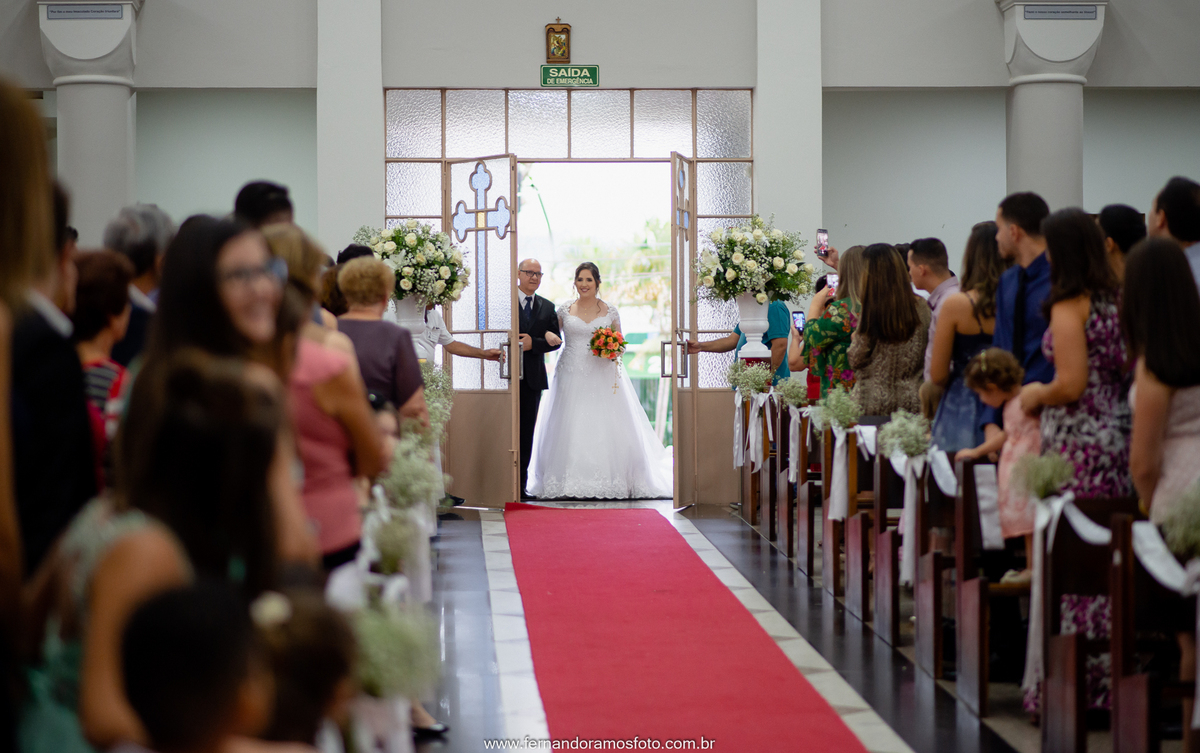 Entrada da noiva, corredor de tapete vermelho, Buquê para casamento, Olivia Marta Decorações, Vestido de noiva, Atelier Splendida, fotografia de casamento, Cerimônia de casamento na paróquia santa teresinha, Jundiaí, São Paulo