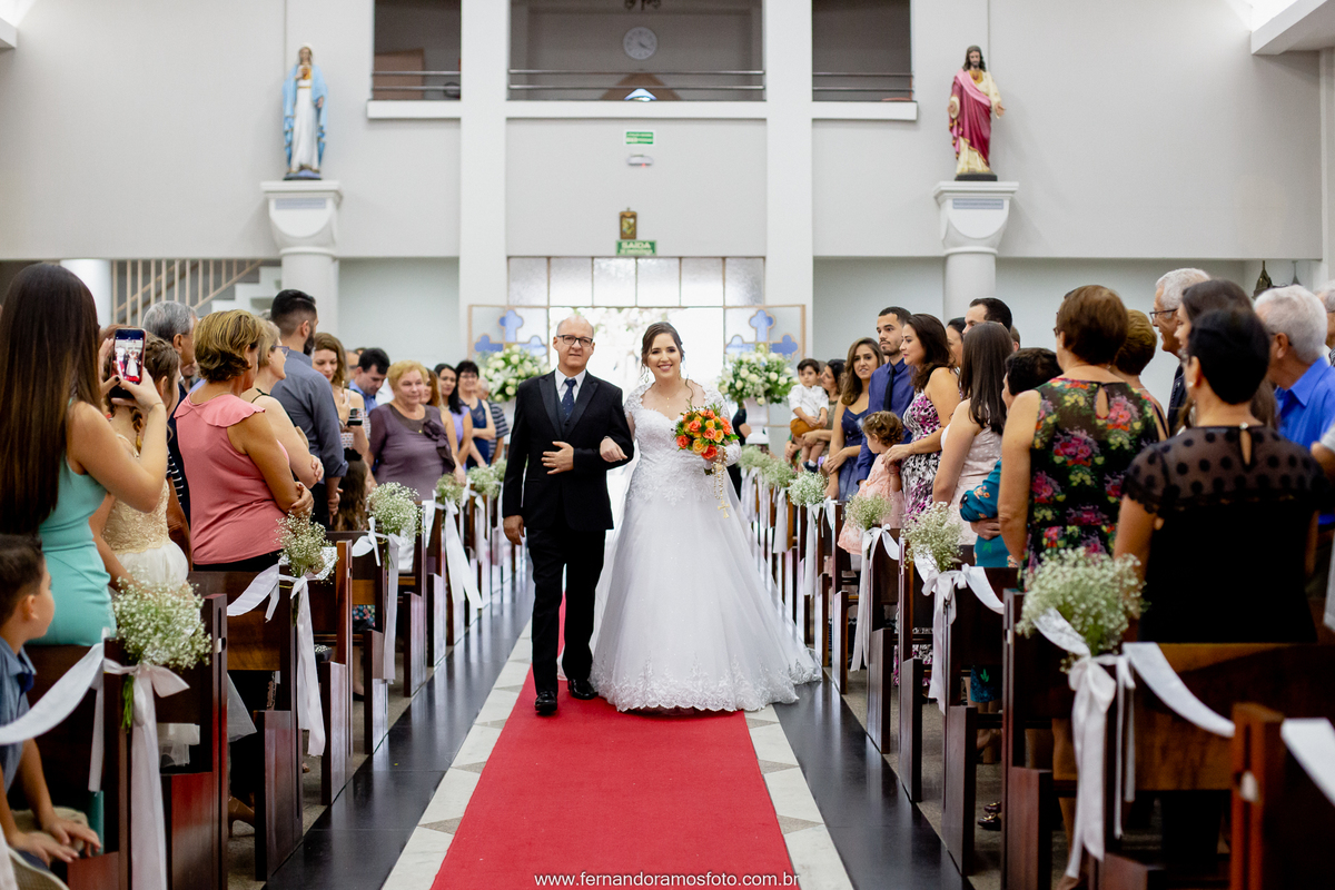 Entrada da noiva, corredor de tapete vermelho, Buquê para casamento, Olivia Marta Decorações, Vestido de noiva, Atelier Splendida, fotografia de casamento, Cerimônia de casamento na paróquia santa teresinha, Jundiaí, São Paulo