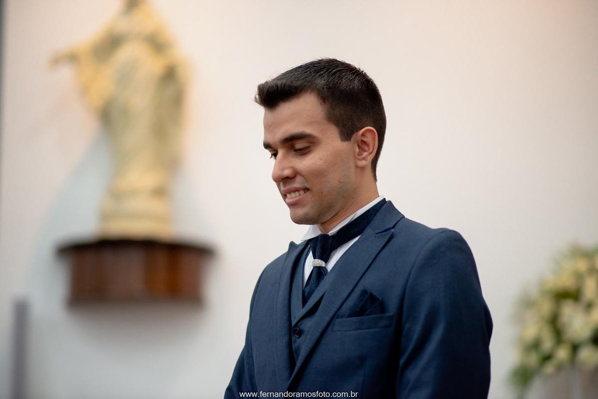 Noivo aguardando entrada da noiva, fotografia espontânea, Cerimonia de casamento na paróquia santa teresinha, Jundiaí, São Paulo