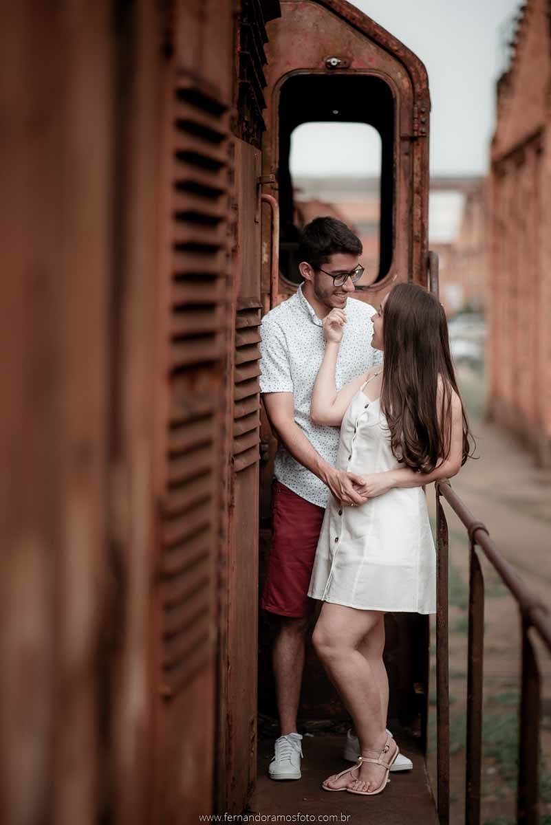 ENSAIO PRE-CASAMENTO EM JUNDIAÍ, FOTOGRAFO DE CASAMENTO, SAVE THE DATE, ENSAIO PRÉ-WEDDING, FATEC JUNDIAÍ, ENSAIO EM LOCAL ABANDONADO, TRENS ABANDONADOS