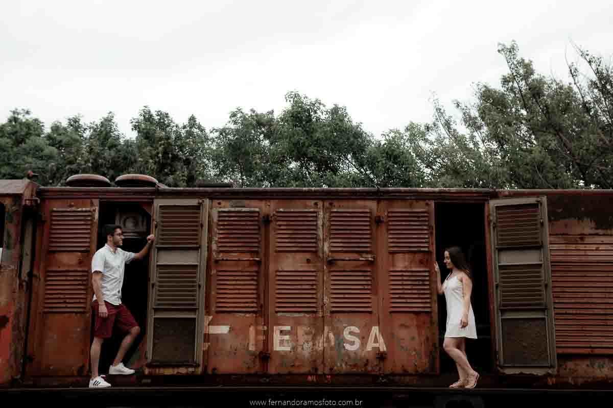 ENSAIO PRE-CASAMENTO EM JUNDIAÍ, FOTOGRAFO DE CASAMENTO, SAVE THE DATE, ENSAIO PRÉ-WEDDING, FATEC JUNDIAÍ, ENSAIO EM LOCAL ABANDONADO, TRENS ABANDONADOS