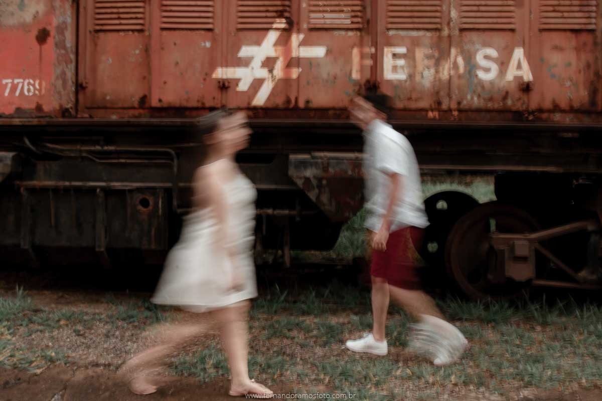 ENSAIO PRE-CASAMENTO EM JUNDIAÍ, FOTOGRAFO DE CASAMENTO, SAVE THE DATE, ENSAIO PRÉ-WEDDING, FATEC JUNDIAÍ, ENSAIO EM LOCAL ABANDONADO, TRENS ABANDONADOS